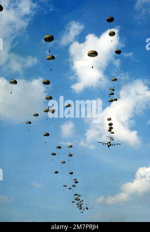 Mitglieder der 82. Luftwaffe Fallschirm aus einem C-141B-Starlifter-Flugzeug während der Übung Reforger '80. Betreff Betrieb/Serie: REFORGER '80 Basis: Lhuende Drop Zone Land: Westdeutschland (FRG) Stockfoto