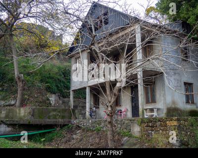 Altes graues Haus. Herrenhaus aus Beton. Unvollendetes Cottage. Unheimliches Haus. Batumi-Architektur. Georgien. Stockfoto