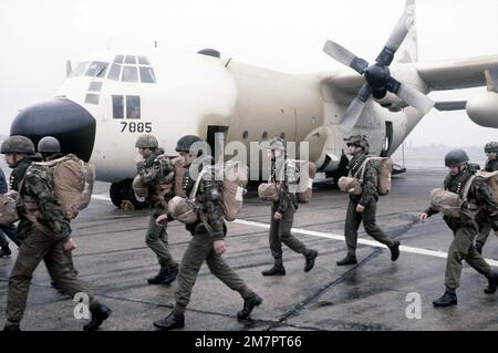 Britische Truppen fliegen zu zwei von drei C-130-Herkules-Flugzeugen, die für eine Flugmission mit US-82.-Truppen der Airborne Division geladen werden. Die Truppen werden mit dem Fallschirm nach Arnheim, Niederlande, abspringen, um an einer jährlichen Gedenkfeier zum Marktgarten (1944 Arnhem Drop) am 21. September teilzunehmen. Basis: Northolt Royal Air Force Base Land: England / Großbritannien (eng) Stockfoto