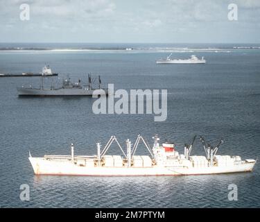 Ein Hafenstrahl-Blick auf das Frachtschiff AMERICAN COURIER (T-AK-0107) vor Anker bei Diego Garcia. Der AMERIKANISCHE KURIER untersteht dem Sealift-Kommando. Land: Indischer Ozean (IOC) Stockfoto