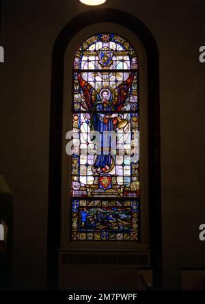 Der Blick über die gesamte Länge auf das Buntglasfenster des Gabriel Memorial in der Lagerkapelle (protestantisch), das das dritte Amphibienkorps während des Zweiten Weltkriegs und das Anheben der Flagge, Guantanamo Bay, Spanischer Krieg 1898, darstellt. Das Zeitfenster wurde im September 5. 1945 fertiggestellt. Basis: Marinestützpunkt, Camp Lejeune Bundesstaat: North Carolina (NC) Land: Vereinigte Staaten von Amerika (USA) Stockfoto