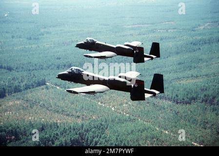 Eine linke Seitenansicht von zwei A-10 Thunderbolt-II-Flugzeugen während der Übung Thunderhog II '80. Gegenstand Operation/Serie: THUNDERHOG II '80 Stützpunkt: Luftwaffenstützpunkt Myrtle Beach Bundesstaat: South Carolina (SC) Land: Vereinigte Staaten von Amerika (USA) Stockfoto