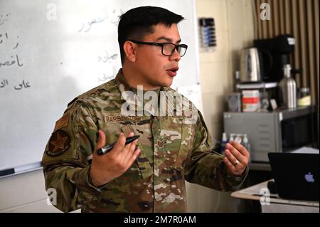 USA Air Force Tech. Sgt. Luis Barrientos, 517. Training Group Arabic Military Language Instructor, engagiert Studenten am Defense Language Institute Foreign Language Center, Presidio of Monterey, Kalifornien, 11. Mai 2022. Barrientos lernte als Kind Englisch als Zweitsprache. Als er zur Air Force kam, wurde er nach DLIFLC geschickt und absolvierte zwei verschiedene Sprachkurse. Er kehrte ein drittes Mal als Ausbilder nach 13 Jahren in der Air Force zurück. Stockfoto