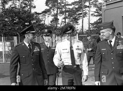 GENERAL Charles A. Gabriel, Oberbefehlshaber, USA Air Force Europe, spricht mit einem Sicherheitspolizisten, wie die Begleiter des Generals, COL Campbell und COL Benedict E. Glyphis, zuschauen. Basis: Luftwaffenstützpunkt Bitburg Land: Deutschland / Deutschland (DEU) Stockfoto