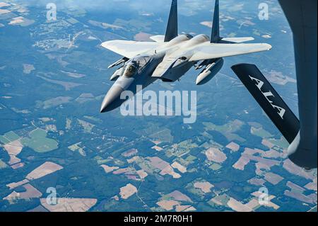 Ein F-15 Adler der US-Luftwaffe mit dem 125.-Kampfflügel, Florida Air National Guard, betankt während der Übung Sentry Savannah während des Fluges von einem KC-135 Stratotanker mit dem 117. Air Betanking Wing Wing, Alabama ANG. Drei Lufttankeinheiten von der gesamten Air National Guard haben zur Unterstützung von Sentry Savannah 2022, der wichtigsten Gegenluftübung der ANG, die 10 Einheiten von Kampfflugzeugen der vierten und fünften Generation umfasst, während des Fluges getankt. Testet die Fähigkeiten unserer Kampfkämpfer in einer simulierten Umgebung mit gleichrangigen Kollegen und schult die nächste Generation von Kampfpiloten für den Kampf von morgen Stockfoto