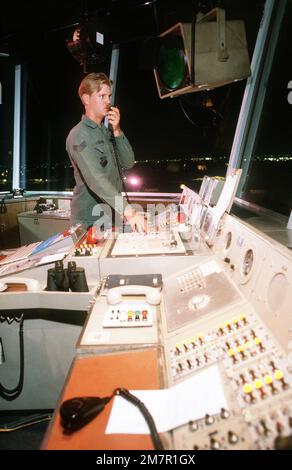 A1c Benjamin Johnson, ein Fluglotse der 2048.-Kommunikationsstaffel, hält Funkkontakt mit einem Flugzeug von seiner Station im Kontrollturm. Basis: Luftwaffenstützpunkt Carswell Bundesstaat: Texas (TX) Land: Vereinigte Staaten von Amerika (USA) Stockfoto