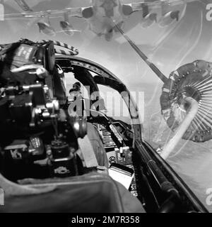 Ein Blick aus dem Cockpit eines F-14 Tomcat-Flugzeugs, während die Betankungssonde den Drogenkorb eines KA-6D-Intruder-Flugzeugs während des Betankens während des Fluges eingreift. Land: Unbekannt Stockfoto
