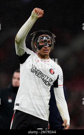 Manchester, England, 10. Januar 2023. Sean Clare von Charlton Athletic begrüßt die Fans beim Carabao Cup-Spiel in Old Trafford, Manchester. Das Bild sollte lauten: Andrew Yates/Sportimage Stockfoto