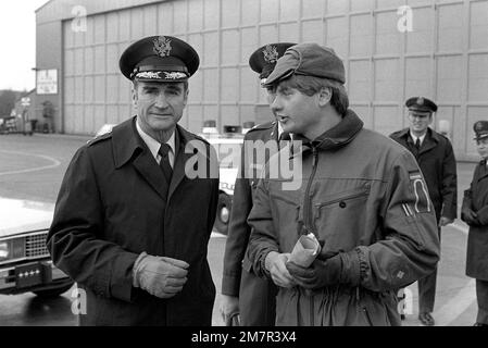 Bei seinem ersten Besuch auf der Basis war GENERAL Charles A. Gabriel, Oberbefehlshaber der USA Air Force Europe sieht eine Demonstration chemischer Kampfmethoden, während ein deutscher Flieger dem General die Technik erklärt. Basis: Zweibrucken Luftwaffenstützpunkt Land: Deutschland / Deutschland (DEU) Stockfoto