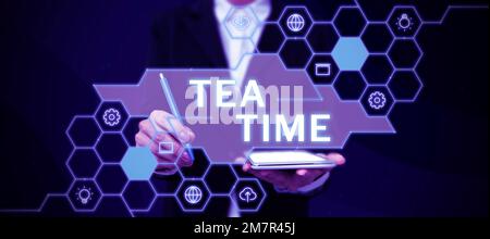 Inspiration mit dem Schild „Tea Time“. Internetkonzept Nachmittagszeit, wenn manche Leute eine kleine Mahlzeit essen Stockfoto