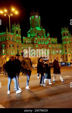 Madrid, España, 10.01.2023.- Cibeles Palast vor dem Cibeles Brunnen und der Bank von Spanien. Der alte Palast der Kommunikation ist ein monumentales Gebäude, das seit 2007 das Hauptquartier des Stadtrats von Madrid ist. Entworfen und erbaut von Antonio Palacios und Joaquín Otamendi als Hauptsitz der spanischen Post- und Telegrafengesellschaft, wurde es 1909 eröffnet. Im Jahr 1993 wurde es mit der Kategorie Denkmal zu einem Kulturgut erklärt. Das Gebäude ist in verschiedene Bereiche unterteilt: Das alte Postamt und Telegraph Operations Yard im 2. Stock, in dem sich eine Sekte befindet Stockfoto