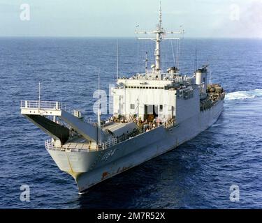 Ein Luftbordbogenblick auf das im Gange befindliche Panzerlandeschiff USS FREDERICK (LST 1184). Land: Pazifik (POC) Stockfoto