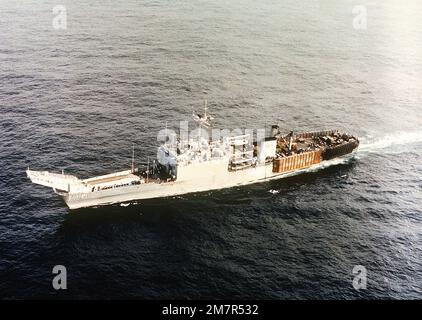 Ein Luftbordbogenblick auf das im Gange befindliche Panzerlandeschiff USS RACINE (LST-1191). Land: Pazifik (POC) Stockfoto