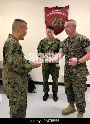 General Shingo Nashinoki, Befehlshaber der Amphibien-Schnelleinsatzbrigade, Japan Ground Self-Defense Force, stellte fünf US-Dollar vor Marineoffiziere der Marine Expeditionary Brigade 3. mit Dankestiteln an Bord von Camp Courtney, Okinawa, Japan, 11. Mai 2022 zu Ehren unserer engen Beziehung und harten Arbeit bei vergangenen Veranstaltungen wie den jährlichen Übungen Yama Sakura, die die Verteidigung Japans Proben. Oberst Michael 'Spud' Brennan, Operations Officer der MEB 3D, überreichte der ARDB CG auch ein kleines Geschenk, das unser gemeinsames Ziel und Engagement bei unserer Arbeit verdeutlicht Stockfoto