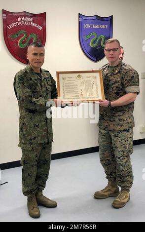 General Shingo Nashinoki, Befehlshaber der Amphibien-Schnelleinsatzbrigade, 陸上自衛隊 Japan Ground Self-Defense Force, stellte fünf US-Dollar vor Marineoffiziere der Marine Expeditionary Brigade 3. mit Dankestiteln an Bord von Camp Courtney, Okinawa, Japan, 11. Mai 2022 zu Ehren unserer engen Beziehung und harten Arbeit bei vergangenen Veranstaltungen wie den jährlichen Übungen Yama Sakura, die die Verteidigung Japans Proben. Oberst Michael 'Spud' Brennan, Operations Officer der MEB 3D, überreichte der ARDB CG ebenfalls ein kleines Geschenk, das unser gemeinsames Ziel und unser Engagement zum Ausdruck brachte Stockfoto