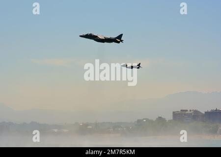 Zwei McDonnell Douglas AV-8B Harrier II's schwebender Tag der Streitkräfte Santander Cantabria Spanien 30. Mai 2009 Stockfoto