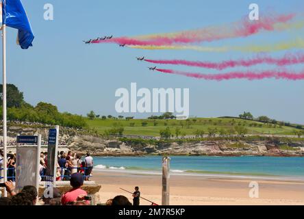 Santander Kantabrien Spanien 30 2009. Mai Tag der Streitkräfte Adlerpatrouille Patrulla Aguila Aerobatic-Team mit rotem und gelbem Rauch Stockfoto