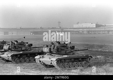 M-60 Hauptkampfpanzer von Co F, 40. Armor, Berlin BDE., absolvieren Sie eine Schulung für Trockenfeuer am Tempelhof Central Airport. Basis: Westberlin Land: Deutschland / Deutschland (DEU) Stockfoto