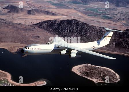 Eine Luft-Luft-Ansicht von links eines C-141B Starlifter-Flugzeugs. Basis: Südstaat: Kalifornien (CA) Land: Vereinigte Staaten von Amerika (USA) Stockfoto