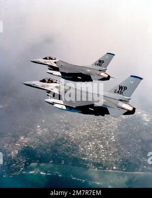 Linke Seitenansicht von zwei F-16A Kampfflugzeugen von Falcon während des Einsatzes auf dem Kunsan Air Base, Korea. Das Flugzeug ist von der 35. Taktischen Kampfstaffel, 8. Taktischen Kampfflügel. Das Flugzeug ist mit Gepäckablagen auf den linken Flügeln und zusätzlichen Kraftstofftanks ausgestattet. Land: Pazifik (POC) Stockfoto