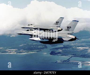 Linke Seitenansicht von zwei F-16A Kampfflugzeugen von Falcon während des Einsatzes auf dem Kunsan Air Base, Korea. Das Flugzeug ist von der 35. Taktischen Kampfstaffel, 8. Taktischen Kampfflügel. Das Flugzeug ist mit Gepäckablagen auf den linken Flügeln und zusätzlichen Kraftstofftanks ausgestattet. Land: Pazifik (POC) Stockfoto