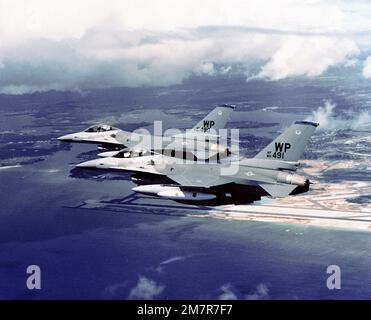 Linke Seitenansicht von zwei F-16A Kampfflugzeugen von Falcon während des Einsatzes auf dem Kunsan Air Base, Korea. Das Flugzeug ist von der 35. Taktischen Kampfstaffel, 8. Taktischen Kampfflügel. Das Flugzeug ist mit Gepäckablagen auf den linken Flügeln und zusätzlichen Kraftstofftanks ausgestattet. Land: Pazifik (POC) Stockfoto