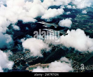 Linke Seitenansicht von zwei F-16A Kampfflugzeugen von Falcon während des Einsatzes auf dem Kunsan Air Base, Korea. Das Flugzeug ist von der 35. Taktischen Kampfstaffel, 8. Taktischen Kampfflügel. Das Flugzeug ist mit Gepäckablagen auf den linken Flügeln und zusätzlichen Kraftstofftanks ausgestattet. Land: Pazifik (POC) Stockfoto