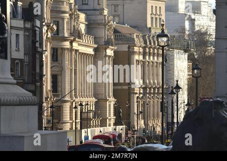 Ein abstrakter Blick auf Gebäude in Whitehall, im Zentrum von London, Großbritannien. Vom Trafalgar Square aus gesehen. Stockfoto