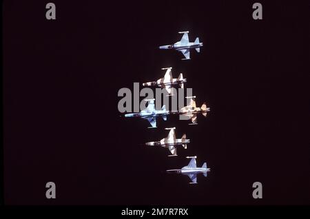 Eine Luft-zu-Luft-Ansicht von oben auf eine sechs-Schiff-Delta-Formation von F-5E Tiger II Flugzeugen vom 57. Kampfwaffenflügel über einem See. Jedes Flugzeug ist in einem anderen Tarnschema lackiert und trägt eine SIDEWINDER-Rakete AIM-9. Staat: Nevada (NV) Land: Vereinigte Staaten von Amerika (USA) Stockfoto