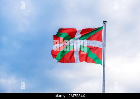 Die Flagge des Baskenlandes winkt gegen den Himmel. Stockfoto