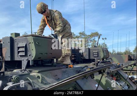 Ein Soldat der Nationalgarde von Pennsylvania vom 1. Bataillon, 109. Artillerie-Regiment, führt vorbeugende Wartungskontrollen und -Services an einem Armeevorrat von Stock-2 am 11. Mai im Pabradė Training Center in Litauen durch. Mehr als 900 einsatzfähige APS-2 von der 405. Armee-Feldbrigade wurden den Soldaten der Nationalgarde von der 55. Manöver-Verstärkung-Brigade, 28. Infanterie-Division, In einem Bereich für Ausrüstungskonfiguration und -Übergabe in Pabradė über einen Zeitraum von drei Tagen vor ihrer Teilnahme an DEFENDER-Europe 22. Stockfoto