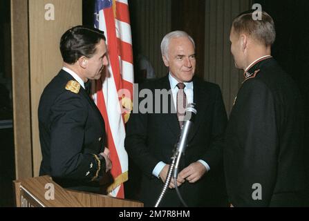 MGEN Robert Arter, USA Armee, Befehlshaber des Militärbezirks Washington, spricht mit Bob Gray, Ko-Vorsitzender des Eröffnungskomitees, und COL William L. Hammack, Vertreter des Marine Corps, während der Vorfeier des Komitees im Bolling Air Force Base Officers Club. Basis: Washington State: District of Columbia (DC) Land: Vereinigte Staaten von Amerika (USA) Stockfoto