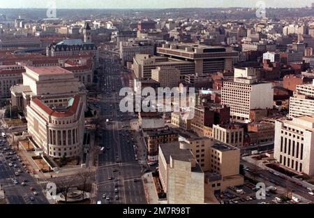 Von der 6. St. aus hat man einen schönen Blick auf die Pennsylvania Avenue N W bis 13. St. NW. Basis: Washington State: District of Columbia (DC) Land: Vereinigte Staaten von Amerika (USA) Stockfoto