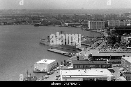 Ein Luftblick Steuerbord auf das Panzerlandeschiff USS FAIRFAX COUNTY (LST 1193), das am Washington Navy Yard anlegt. Basis: Washington State: District of Columbia (DC) Land: Vereinigte Staaten von Amerika (USA) Stockfoto