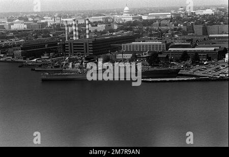 Ein Luftblick von Steuerbord auf das Panzerlandeschiff USS FAIRFAX COUNTY (LST 1193), das am Washington Navy Yard anlegt. Basis: Washington State: District of Columbia (DC) Land: Vereinigte Staaten von Amerika (USA) Stockfoto