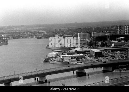 Ein Luftblick Steuerbord auf das Panzerlandeschiff USS FAIRFAX COUNTY (LST 1193), das am Washington Navy Yard anlegt. Basis: Washington State: District of Columbia (DC) Land: Vereinigte Staaten von Amerika (USA) Stockfoto