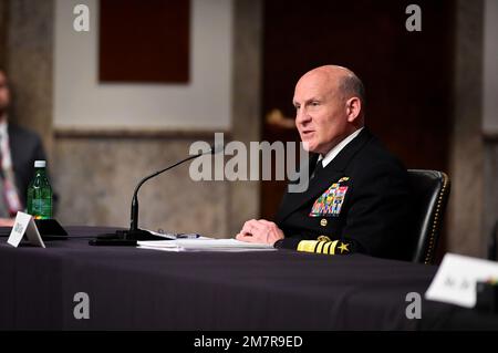 220512-N-BL637-1003 WASHINGTON (12. Mai 2022) Chief of Naval Operations (CNO) ADM. Mike Gilday liefert bei der Anhörung des Senate Armed Services Committee eine Aussage zum Antrag auf Verteidigungsbudget für das Geschäftsjahr 2023. Stockfoto