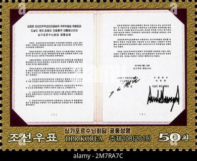 2019 Nordkorea-Stempel. Erstes Gipfeltreffen der DVRK und der USA - Dokument der Gemeinsamen Erklärung des Gipfeltreffens von Singapur zwischen Donal Trump und Kim Jong UN Stockfoto