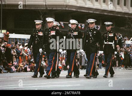 OBERST F.L. Loving, kommandierender Offizier, leitet die Offiziere und Stab der Composite Company, Marine Barracks, Washington D.C. am Amtseinweihungstag. Basis: Washington State: District of Columbia (DC) Land: Vereinigte Staaten von Amerika (USA) Stockfoto