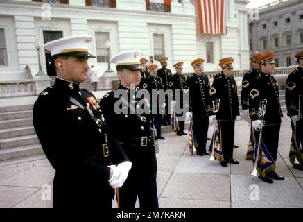 Zwei Kapitäne des Marine Corps in vollwertigem Blues, die den berühmten Sam Brown Gürtel tragen, beobachten die USA Heer-Herald-Trompeter treten am Amtseinweihungstag in Formation. Basis: Washington State: District of Columbia (DC) Land: Vereinigte Staaten von Amerika (USA) Stockfoto