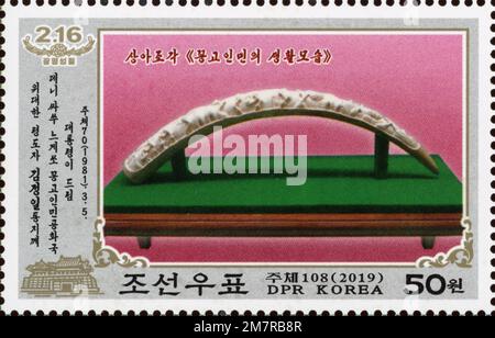 2019 Nordkorea-Stempel. 77. Geburtstag von Kim Jong-il, Elfenbeinskulptur, Lebensstil des mongolischen Volkes. Geschenk aus China Stockfoto