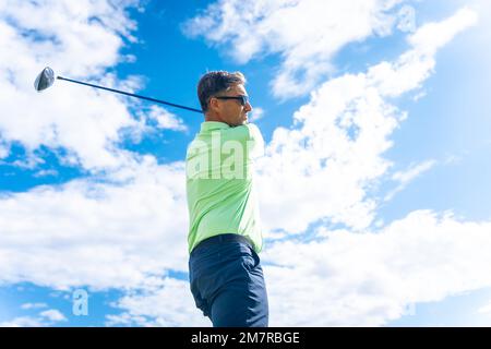 Detail eines Golfspielers auf einem professionellen Golfplatz, der den Ball mit dem Strichschrauber trifft Stockfoto