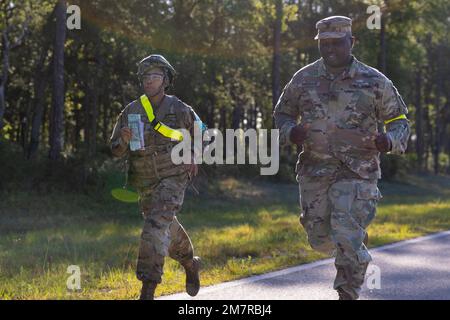 Staff Sgt. Debbieann Nanton-Smith (Left), Personalspezialistin beim 104. Truppenkommando, absolviert zusammen mit ihrem Sponsor einen Landnavigationskurs im „Best Warrior Competition“ der Nationalgarde der Region 3, der am 12. Mai 2022 im Camp Blanding Joint Training Center, Florida, stattfindet. Soldaten der Nationalgarde versammeln sich, um zu konkurrieren, einen Korps-Esprit aufzubauen und ihre jeweiligen Staaten für den bevorstehenden nationalen Wettkampf zu vertreten. Stockfoto