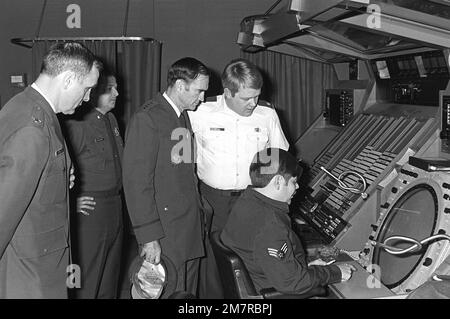 Ein Major und ein Sergeant erklären GENERAL Charles A. Gabriel, dem Oberbefehlshaber der USA, den Betrieb eines Radaranzeigers Air Force Europe, OBERST Frye, Befehlshaber der Basis, Tempelhof Central Airport, und OBERST Musmanno, Commander, 1946. Kommunikationsgeschwader. Basis: Westberlin Land: Deutschland / Deutschland (DEU) Stockfoto