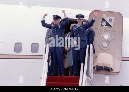 Die ehemaligen iranischen Geiseln LTC Donald M. Roeder (links) und OBERST Thomas E. Schaefer halten an der Spitze der Flugzeugtreppe, bevor sie von Vizepräsident George Bush zu Hause begrüßt werden. Basis: Luftwaffenstützpunkt Andrews Bundesstaat: Maryland (MD) Land: Vereinigte Staaten von Amerika (USA) Stockfoto