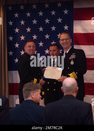 Vizeadmiral Yancy Lindsey, Commander, Navy Installations Command, präsentiert Konteradmiral Brad Collins, scheidender Kommandeur der Navy Region Northwest, mit der Legion of Merit Medaille während einer Zeremonie zum Kommandowechsel auf der Marinebasis Kitsap-Bangor, Washington, 12. Mai 2022. Während der Zeremonie hat Flottenkommando Mark Sucato Collins zum Kommandeur der Navy Region Nordwest abgelöst. Stockfoto