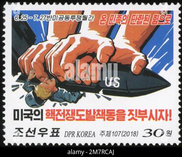 Nordkoreanische Propaganda-Briefmarke aus dem Jahr 2018, die Hände zeigt, die eine US-Rakete und einen US-Soldaten niederschlagen, mit dem Titel Monat des antiamerikanischen Kampfes. Stockfoto