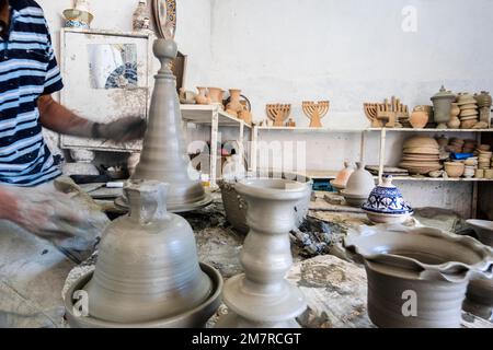 Geschickter Töpfer, der ein Gefäß aus grauem Lehm in einer Töpferfabrik in Fès, Marokko, Nordafrika bildet Stockfoto