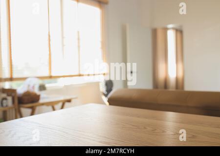 Holztisch und verschwommener Raumhintergrund. Stockfoto
