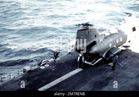 Marinekorps-Infanteristen von 1. Mrd. $, 3. Marines, 3. März Div., Fleet Marine Force, (BLT 1/3) an Bord eines Marine Corps CH-46 Sea Knight Hubschraubers, der sie während der Operation Valiant Usher 1-81-A vom Amphibienschiff USS TARAWA (LHA-1) zu einem Punkt im Inland bringt Betreff Operation/Serie: MUTIGER SAALDIENER 1-81-A Land: Westaustralien Stockfoto